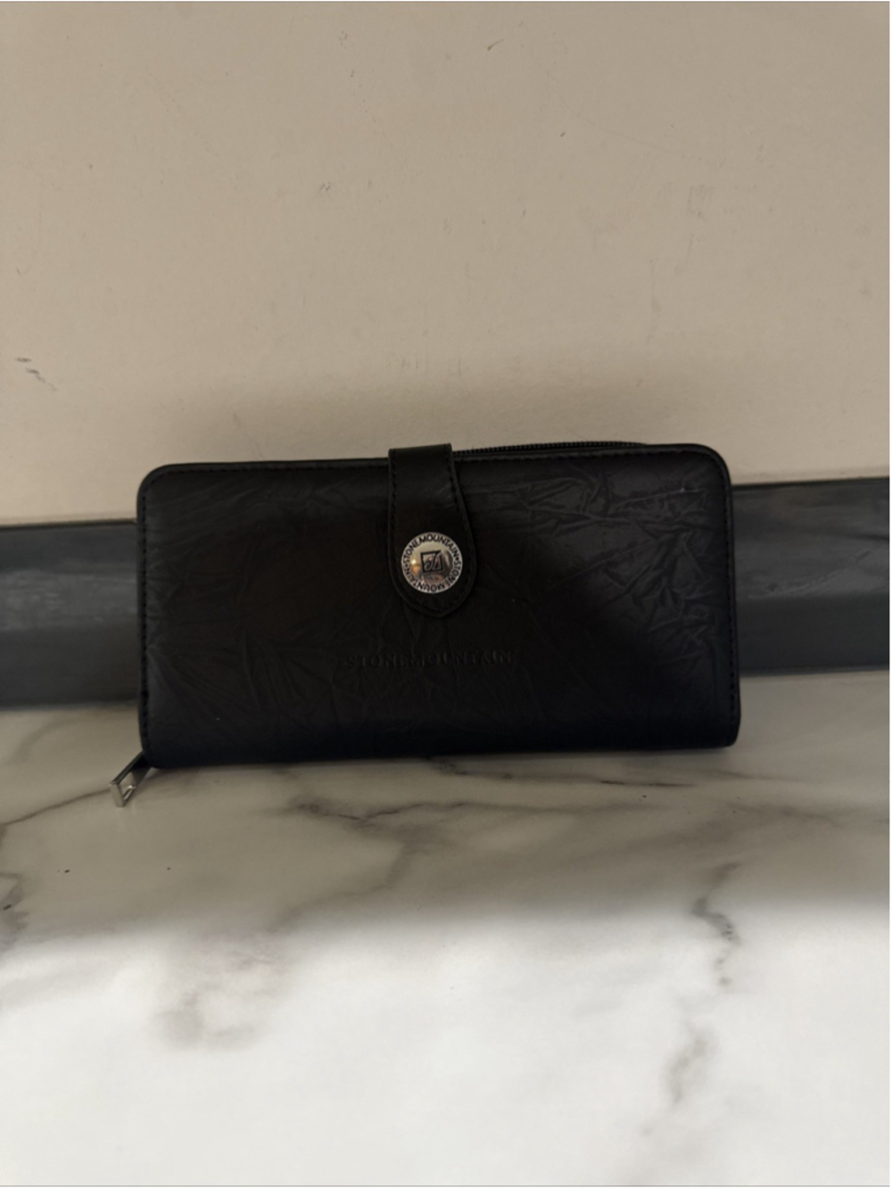 Stone Mountain Women's Black Leather Zip-Around Wallet